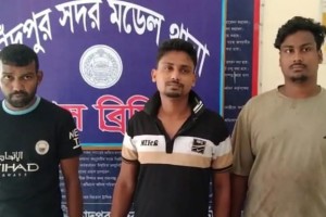 গরুর মাংসে চর্বি ও হাড় বেশি দেয়ায় ক্রেতা-বিক্রেতার সংঘর্ষ, গ্রেপ্তার ৩