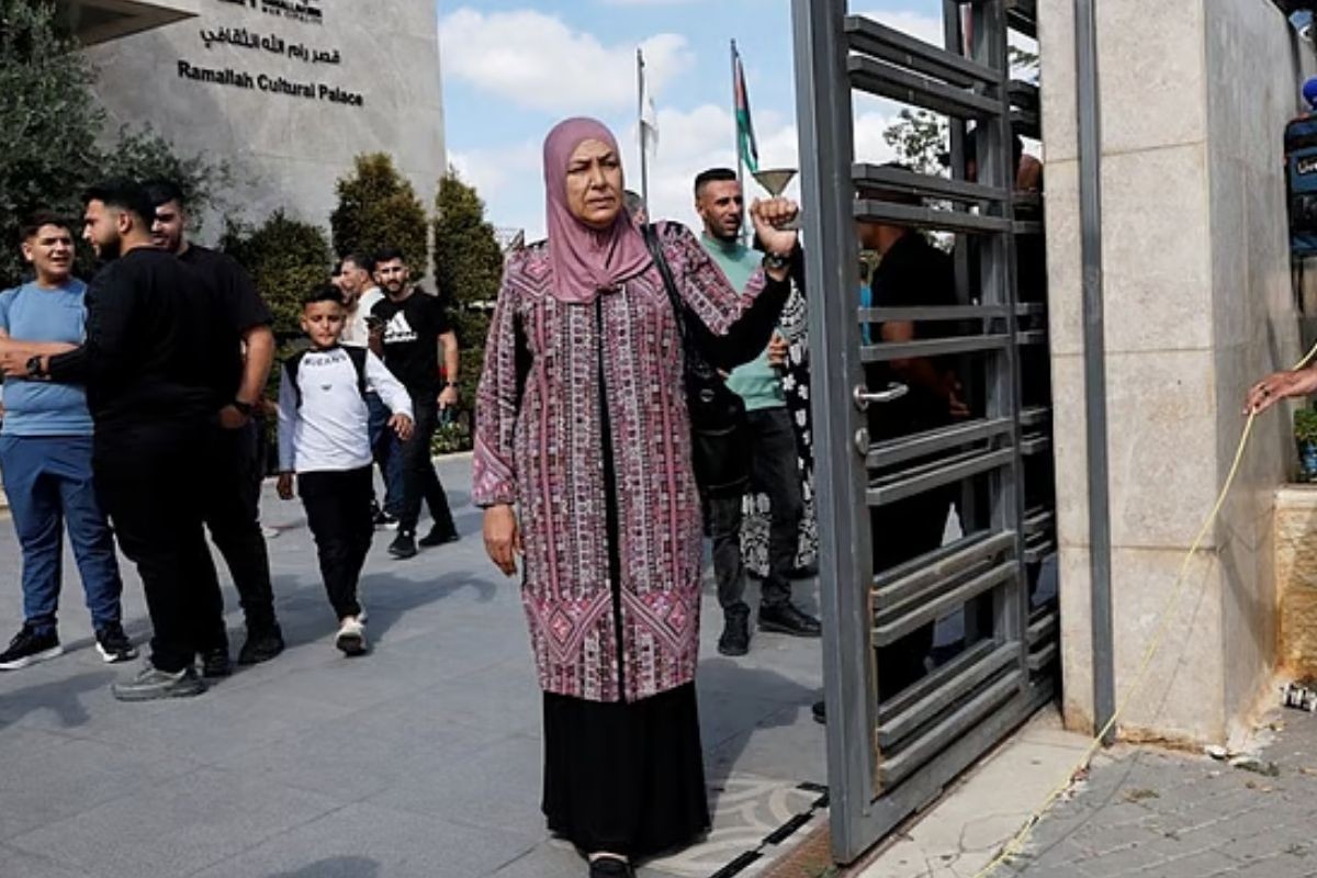 গাজায় পৌঁছেছে ফিলিস্তিনি বন্দীদের নিয়ে প্রথম বাস