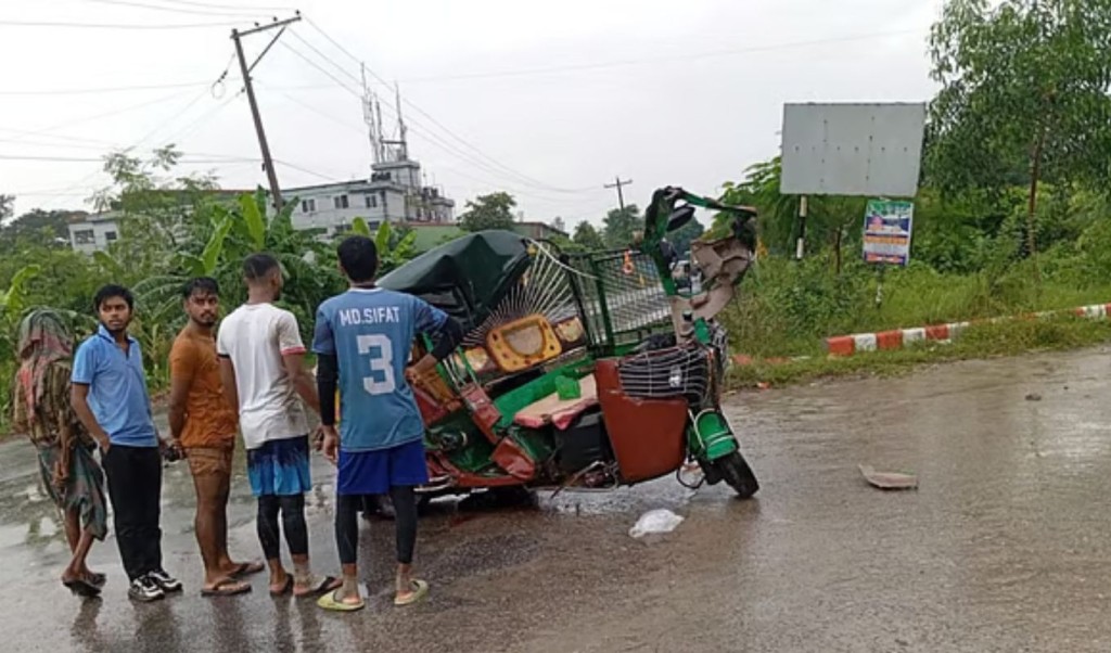 গাজীপুরে ট্রাকচাপায় অটোরিকশার দুই যাত্রী নিহত 3 গাজীপুরে ট্রাকচাপায় অটোরিকশার দুই যাত্রী নিহত 1759469221 গাজীপুরে ট্রাকচাপায় অটোরিকশার দুই যাত্রী নিহত