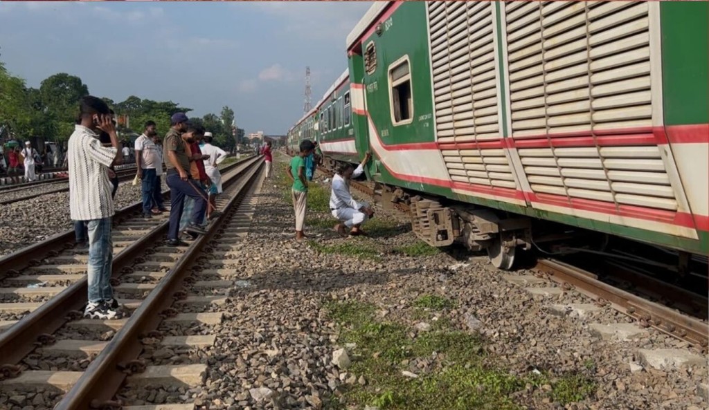 গাজীপুরে মোহনগঞ্জ এক্সপ্রেস লাইনচ্যুত 4 গাজীপুরে মোহনগঞ্জ এক্সপ্রেস লাইনচ্যুত 1761906453 গাজীপুরে মোহনগঞ্জ এক্সপ্রেস লাইনচ্যুত