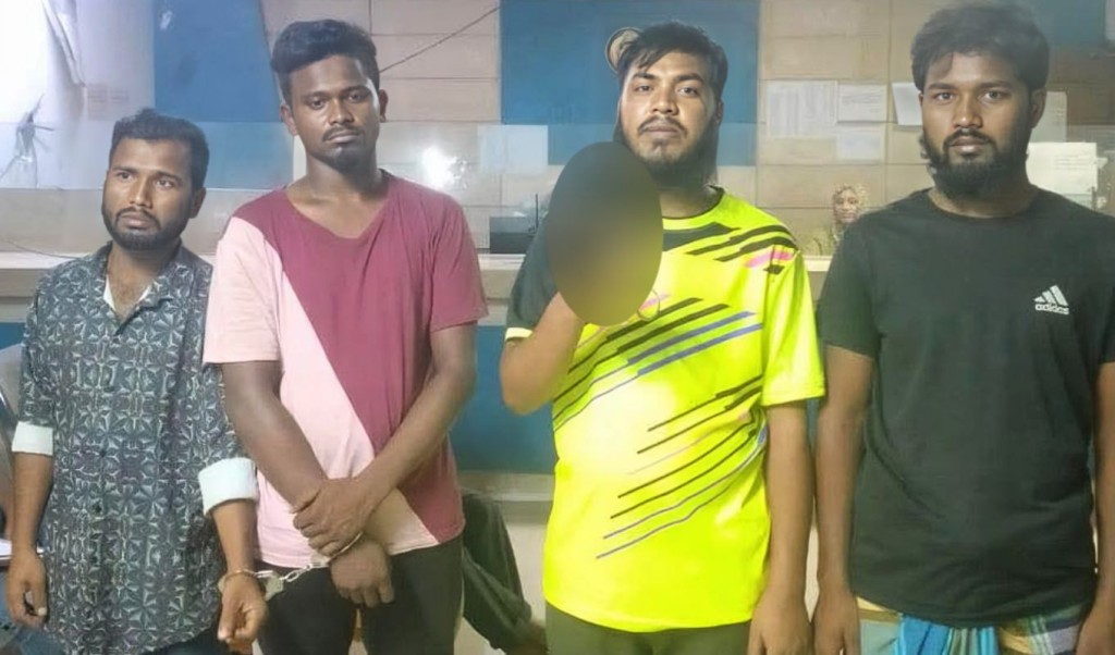 গাড়ি থেকে যাত্রী নামার পর টার্গেট করে ছিনতাই, অস্ত্রসহ আটক ৪ 4 গাড়ি থেকে যাত্রী নামার পর টার্গেট করে ছিনতাই অস্ত্রসহ আটক ৪ 1760680615 গাড়ি থেকে যাত্রী নামার পর টার্গেট করে ছিনতাই, অস্ত্রসহ আটক ৪