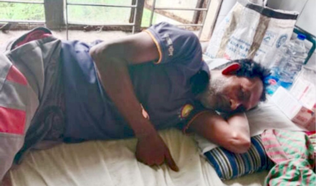 গৃহবধূকে কুপিয়ে হত্যা: হারপিক পানে আত্মহত্যার চেষ্টা আসামির 4 গৃহবধূকে কুপিয়ে হত্যা হারপিক পানে আত্মহত্যার চেষ্টা আসামির 1759574601 গৃহবধূকে কুপিয়ে হত্যা: হারপিক পানে আত্মহত্যার চেষ্টা আসামির