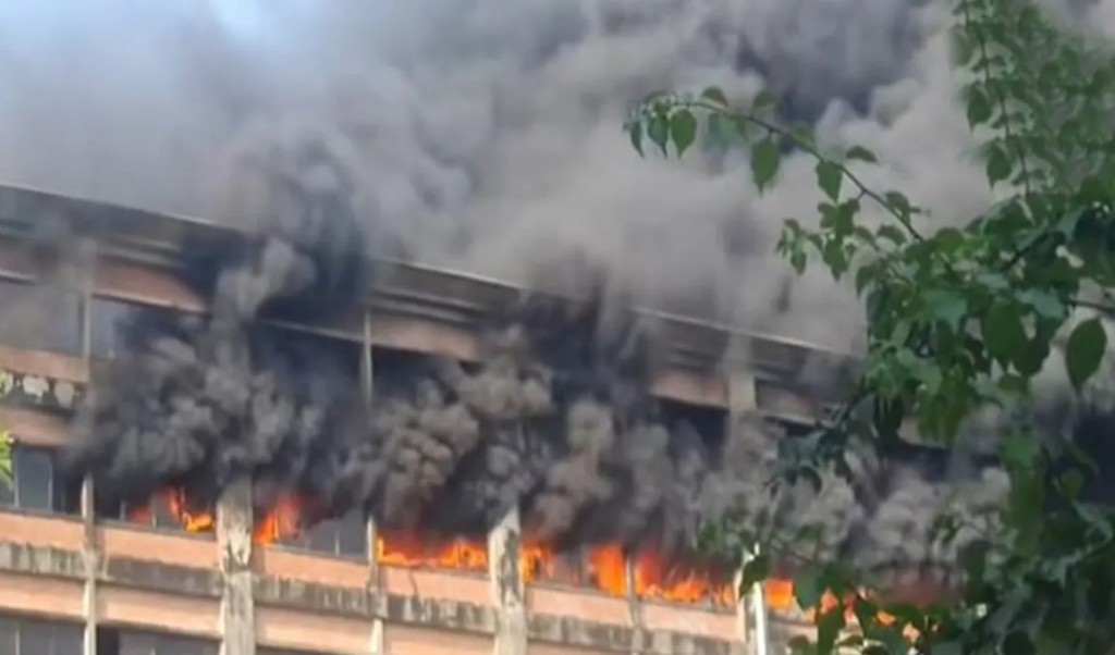 চট্টগ্রাম ইপিজেডে পোশাক কারখানায় ভয়াবহ আগুন, নিয়ন্ত্রণে ১৬ ইউনিট 3 চট্টগ্রাম ইপিজেডে পোশাক কারখানায় ভয়াবহ আগুন নিয়ন্ত্রণে ১৪ ইউনিট 1760609046 চট্টগ্রাম ইপিজেডে পোশাক কারখানায় ভয়াবহ আগুন, নিয়ন্ত্রণে ১৬ ইউনিট