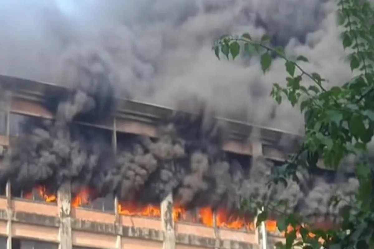চট্টগ্রাম ইপিজেডে পোশাক কারখানায় ভয়াবহ আগুন, নিয়ন্ত্রণে ১৬ ইউনিট