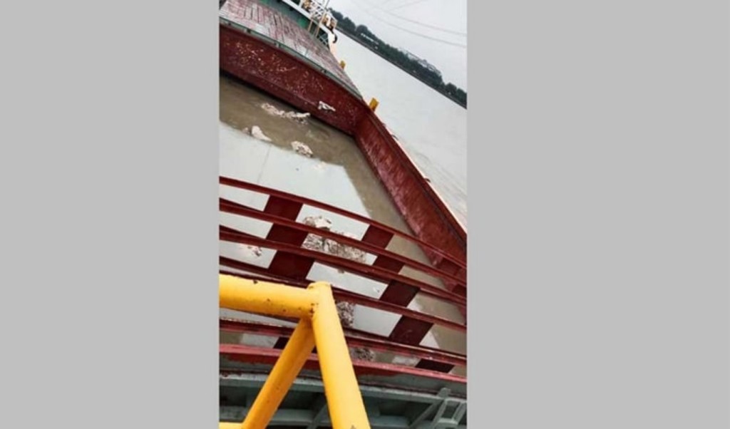 চট্টগ্রাম বন্দরে জাহাজডুবি, ১৩ নাবিক উদ্ধার 3 চট্টগ্রাম বন্দরে জাহাজডুবি ১৩ নাবিক উদ্ধার 1760802143 চট্টগ্রাম বন্দরে জাহাজডুবি, ১৩ নাবিক উদ্ধার
