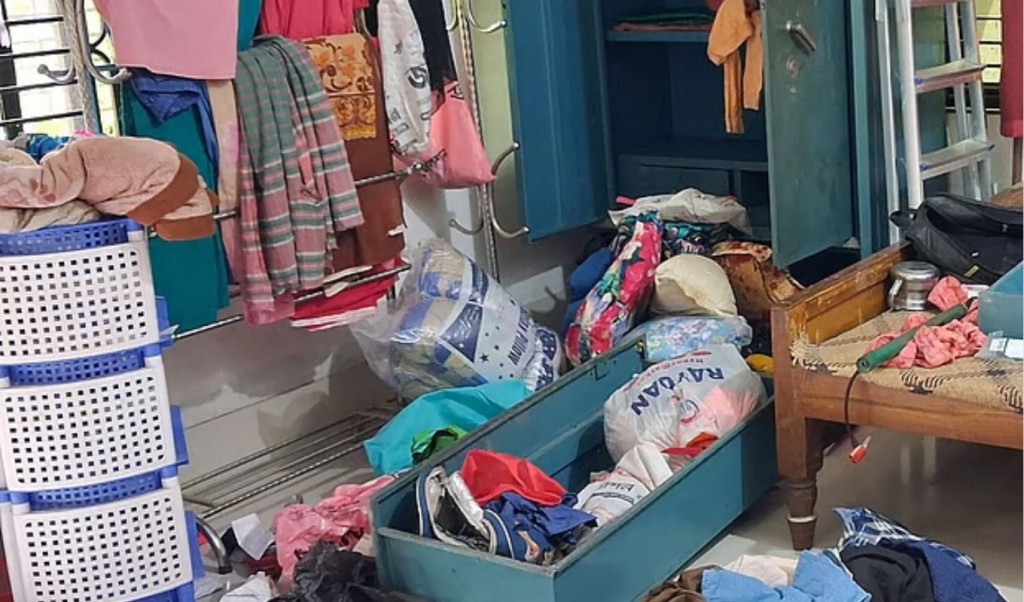 চট্টগ্রামে পরিবারের সদস্যদের জিম্মি করে তিন বাড়িতে ডাকাতি 3 চট্টগ্রামে পরিবারের সদস্যদের জিম্মি করে তিন বাড়িতে ডাকাতি 1760625791 চট্টগ্রামে পরিবারের সদস্যদের জিম্মি করে তিন বাড়িতে ডাকাতি