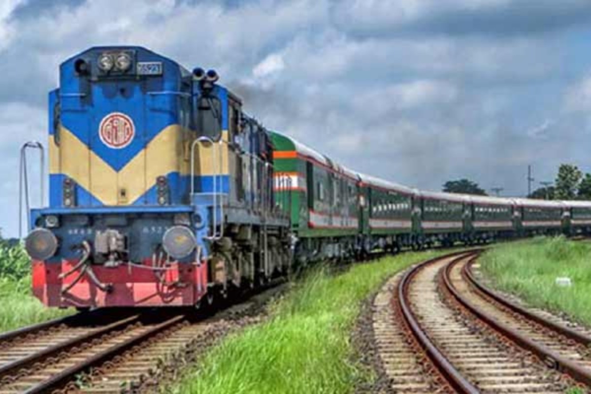 চলন্ত ট্রেনে মাথা বের করায় প্রাণ গেল যাত্রীর