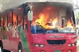 চলন্ত বিআরটিসি বাসে আগুন, অল্পের জন্য রক্ষা পেলেন যাত্রীরা