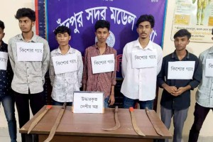 চাঁদপুরে দেশীয় অস্ত্রসহ আটক কিশোর গ্যাংয়ের ৭ সদস্য