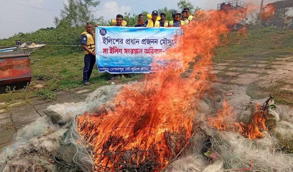 চাঁদপুরের নৌপুলিশের অভিযানে ৪৫ জেলে আটক 4 চাঁদপুরে নৌ পুলিশের অভিজান 1760421947 চাঁদপুরের নৌপুলিশের অভিযানে ৪৫ জেলে আটক