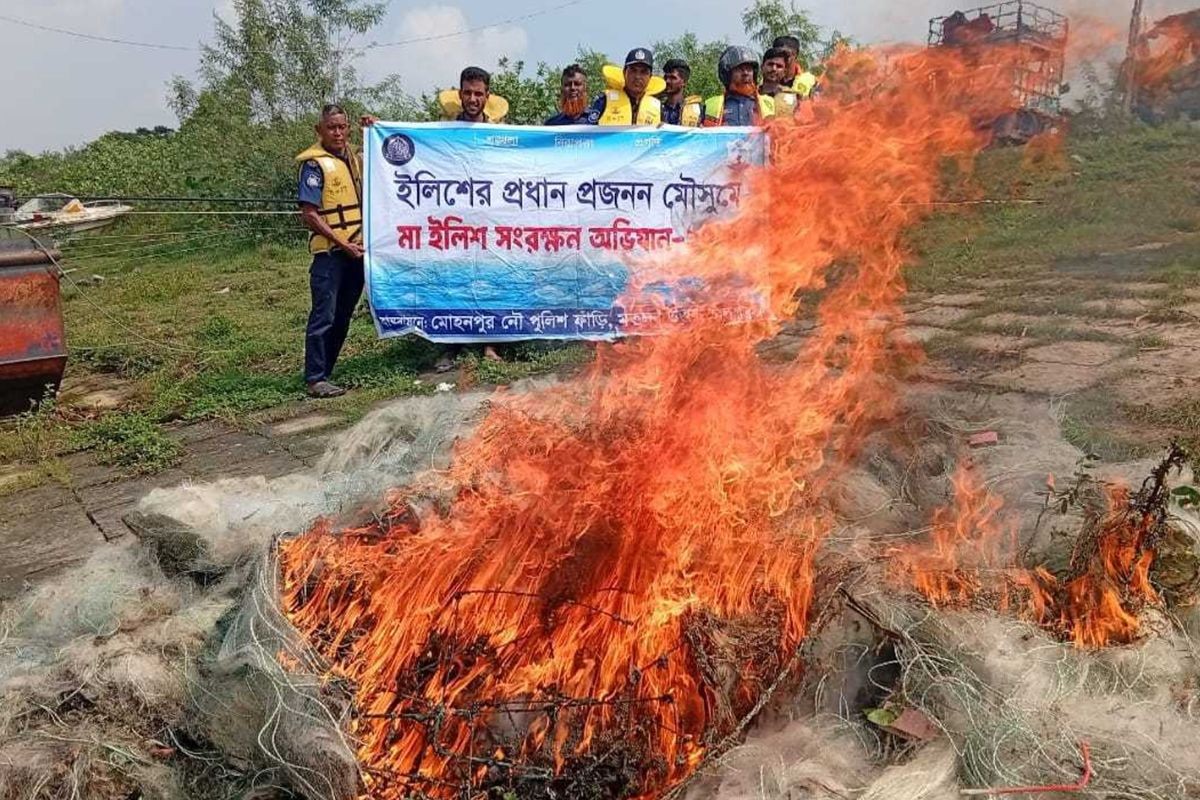 চাঁদপুরের নৌপুলিশের অভিযানে ৪৫ জেলে আটক