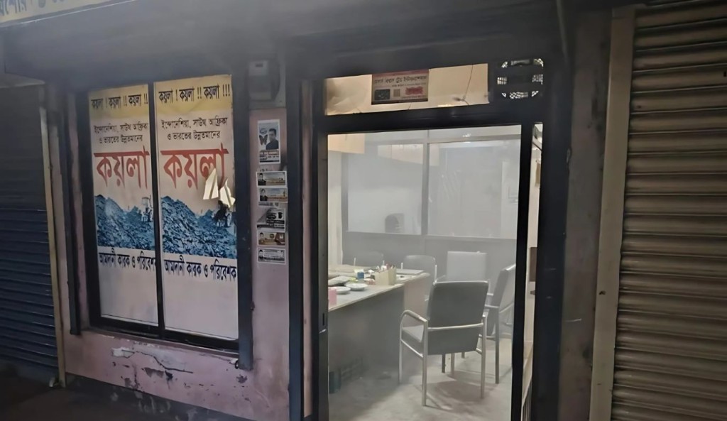 চাঁদা না পেয়ে দুই ব্যবসা প্রতিষ্ঠানে দুর্বৃত্তদের বোমা হামলা, আহত ৩ 3 চাঁদা না পেয়ে দুই ব্যবসা প্রতিষ্ঠানে দুর্বৃত্তদের বোমা হামলায় আহত ৩ 1759383233 চাঁদা না পেয়ে দুই ব্যবসা প্রতিষ্ঠানে দুর্বৃত্তদের বোমা হামলা, আহত ৩
