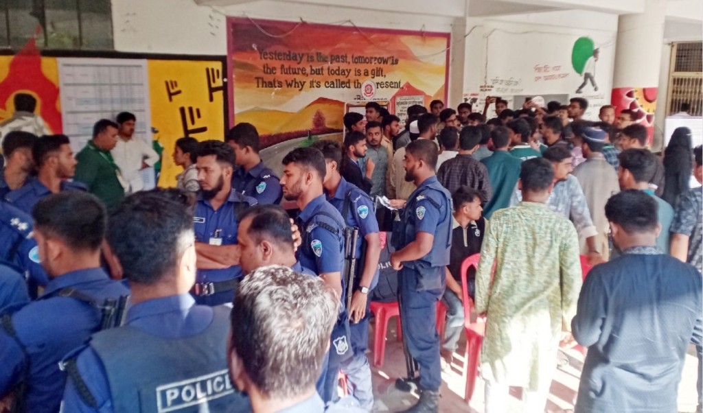 চাকসু নির্বাচন: ভোট গণনা চলছে, দুই অনুষদে শিবির-ছাত্রদল উত্তেজনা 4 চাকসু নির্বাচন 1760534041 চাকসু নির্বাচন: ভোট গণনা চলছে, দুই অনুষদে শিবির-ছাত্রদল উত্তেজনা