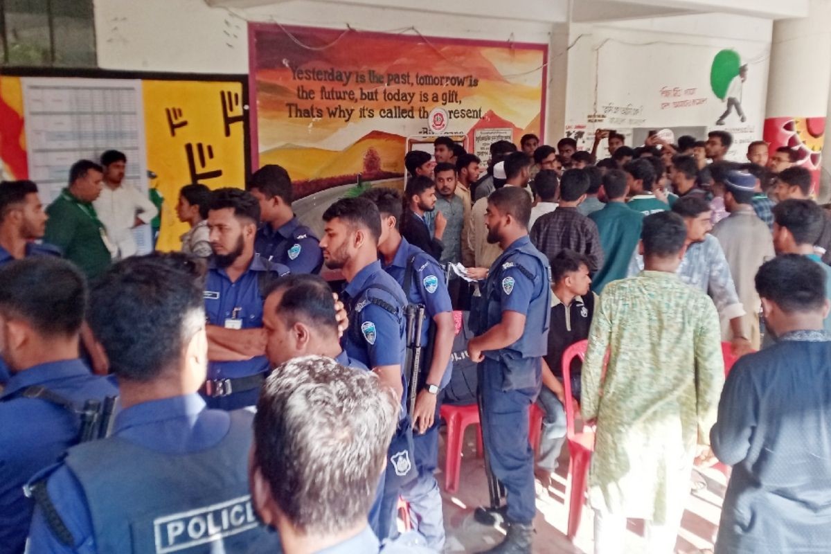 চাকসু নির্বাচন: ভোট গণনা চলছে, দুই অনুষদে শিবির-ছাত্রদল উত্তেজনা