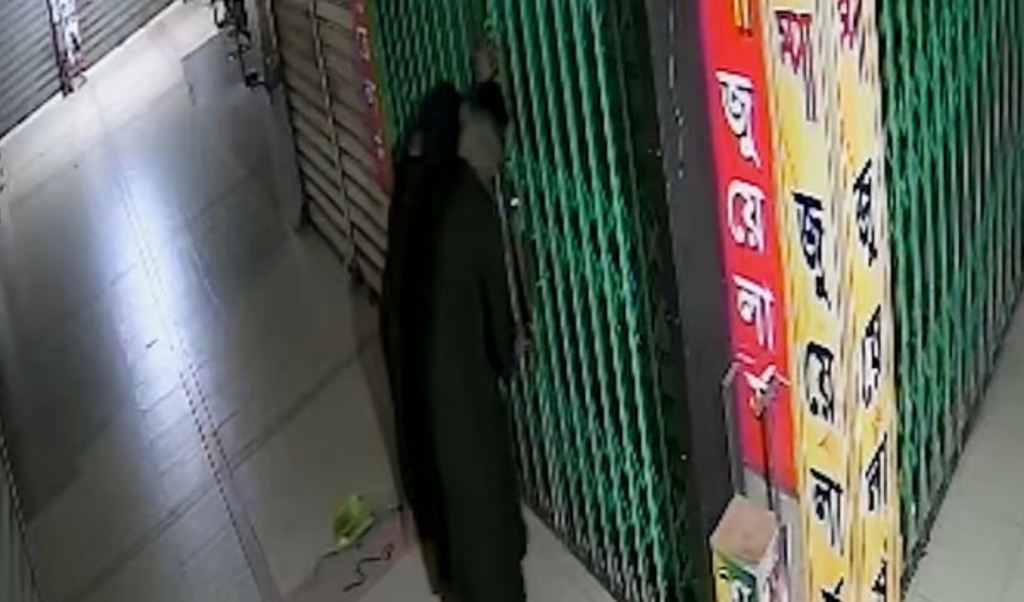 মালিবাগের শম্পা জুয়েলার্সে ৫০০ ভরি স্বর্ণালংকার চুরি: চারজন গ্রেপ্তার 3 চারজন গ্রেপ্তার 1760682743 মালিবাগের শম্পা জুয়েলার্সে ৫০০ ভরি স্বর্ণালংকার চুরি: চারজন গ্রেপ্তার