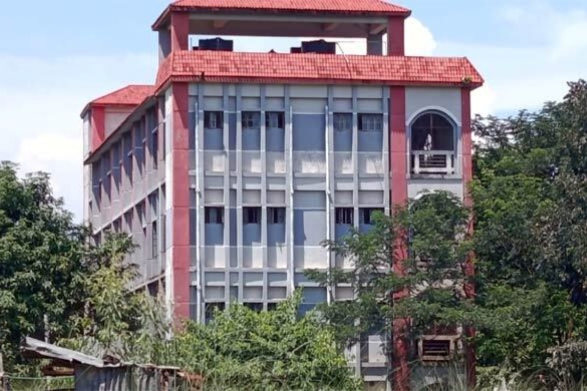 চারতলা ভবনের কলেজে শিক্ষার্থী মাত্র ৫ জন!
