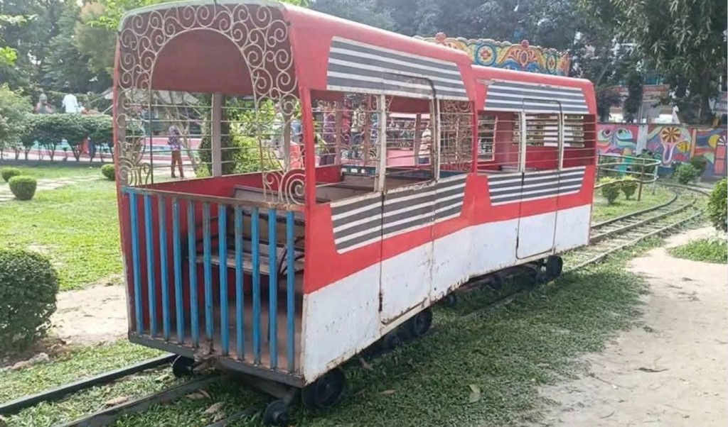 চিড়িয়াখানায় বিনোদন ট্রেনের নিচে পড়ে শিশুর মৃত্যু 3 চিড়িয়াখানায় বিনোদন ট্রেনের নিচে পড়ে শিশুর মৃত্যু 1761397534 চিড়িয়াখানায় বিনোদন ট্রেনের নিচে পড়ে শিশুর মৃত্যু