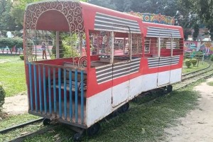 চিড়িয়াখানায় বিনোদন ট্রেনের নিচে পড়ে শিশুর মৃত্যু