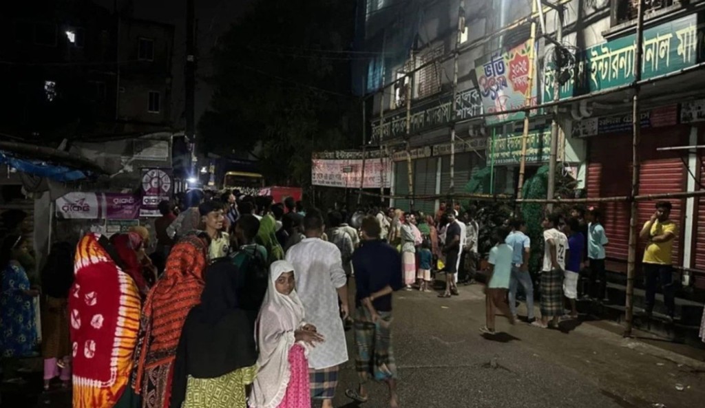 ছাত্রকে বলাৎকারের অভিযোগে মাদ্রাসাশিক্ষককে গণপিটুনি 3 ছাত্রকে বলাৎকারের অভিযোগে মাদ্রাসাশিক্ষককে গণপিটুনি 1759984318 ছাত্রকে বলাৎকারের অভিযোগে মাদ্রাসাশিক্ষককে গণপিটুনি