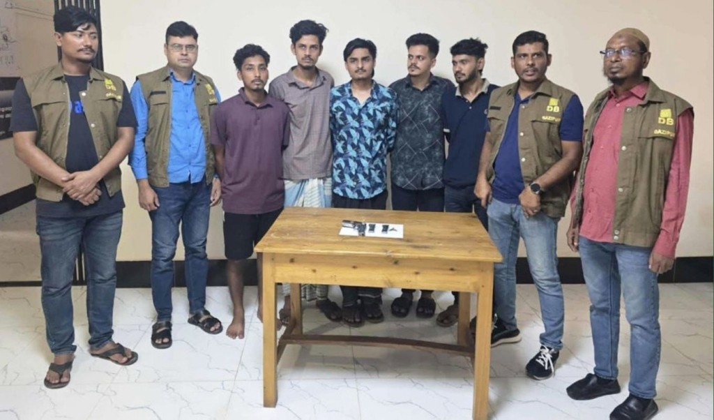 ছাত্রদল নেতার বাড়ি থেকে পিস্তল-গুলি উদ্ধার, ৫ জন আটক 4 ছাত্রদল নেতার বাড়ি থেকে পিস্তল গুলি উদ্ধার ৫ জন আটক 1759592728 ছাত্রদল নেতার বাড়ি থেকে পিস্তল-গুলি উদ্ধার, ৫ জন আটক