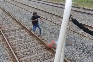 ছেলের মৃত্যুশোকে রেললাইনে শুয়ে পড়লেন মা, ট্রেন থামালেন চালক