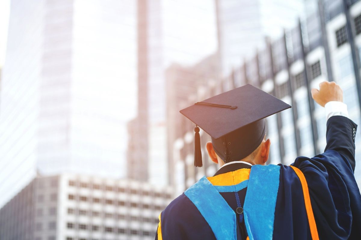 জটিল ভিসা প্রক্রিয়ায় থেমে যাচ্ছে উচ্চশিক্ষার স্বপ্ন