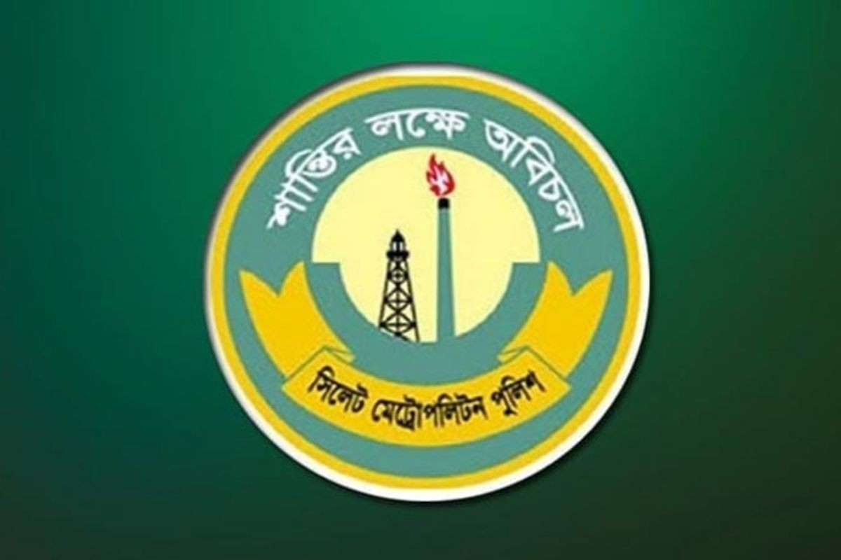 জনরোষ থেকে বাঁচাতে গিয়ে হামলার শিকার পুলিশ, গাড়ি ভাঙচুর