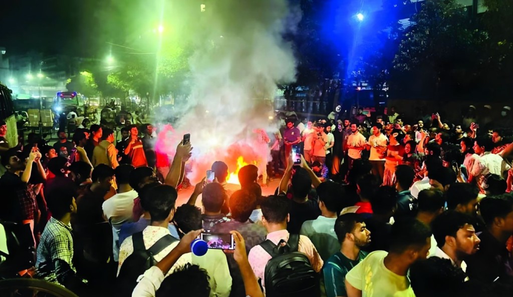 জবি ছাত্রদল নেতা খুন: থানার সামনে বিক্ষোভ 4 জবি ছাত্রদল নেতা খুন থানার সামনে বিক্ষোভ 1760929118 জবি ছাত্রদল নেতা খুন: থানার সামনে বিক্ষোভ