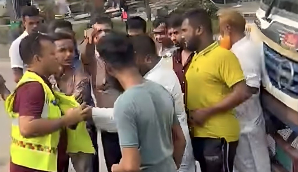 জরিমানা করায় পুলিশের ওপর হামলা-মারধর, আটক ৩ 3 জরিমানা করায় পুলিশের ওপর হামলা মারধর আটক ৩ 1760096039 জরিমানা করায় পুলিশের ওপর হামলা-মারধর, আটক ৩