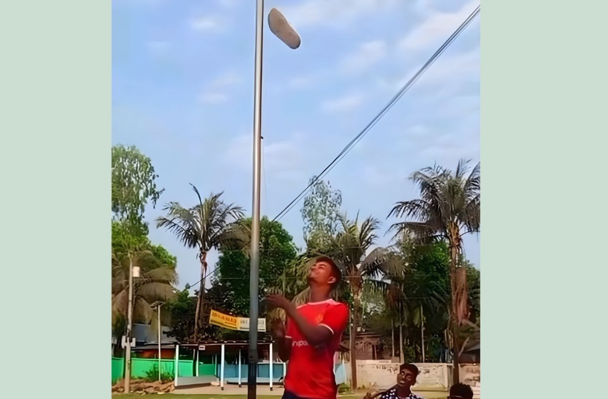 জাতীয় সংগীত পরিবেশন করে ফ্ল্যাগস্ট্যান্ডে জুতা উত্তোলন, কলেজছাত্র আটক