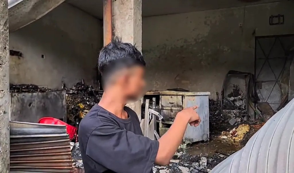 জামাইয়ের দেওয়া আগুনে শ্বশুরের দোকান পুড়ে ছাই 3 জামাইয়ের দেওয়া আগুনে শ্বশুরের দোকান পুড়ে ছাই 1760708662 জামাইয়ের দেওয়া আগুনে শ্বশুরের দোকান পুড়ে ছাই