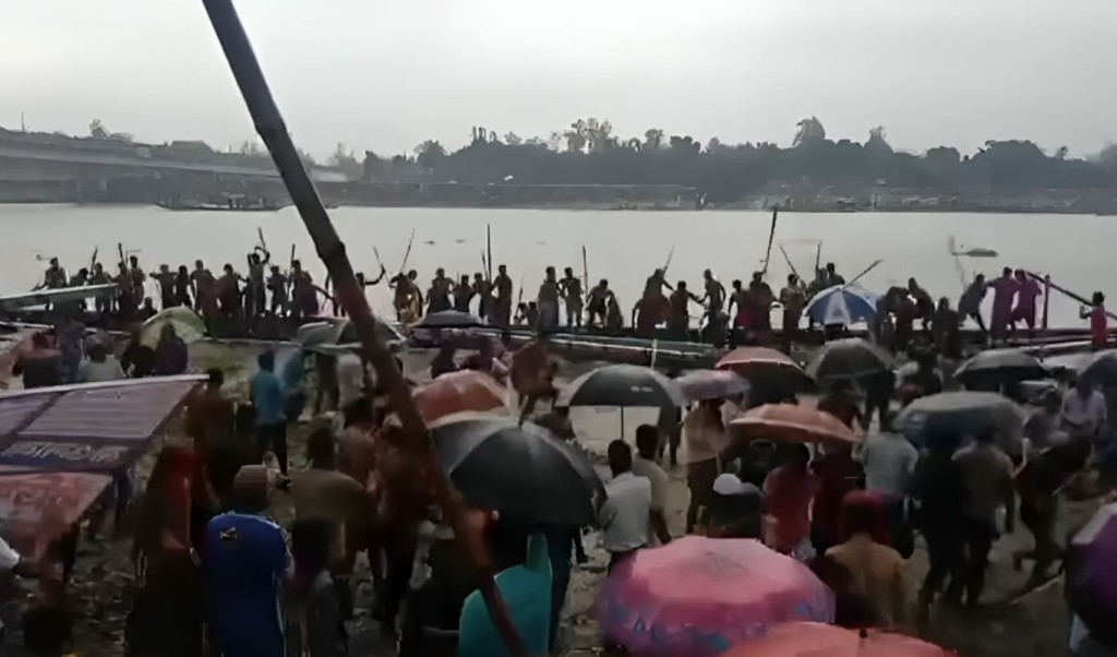 জামায়াত আয়োজিত নৌকাবাইচে ব্যাপক মারামারি, আহত ১৭ 2 জামায়াত আয়োজিত নৌকাবাইচে ব্যাপক মারামারি আহতের সংখ্যা ১৭ 1759729918 জামায়াত আয়োজিত নৌকাবাইচে ব্যাপক মারামারি, আহত ১৭