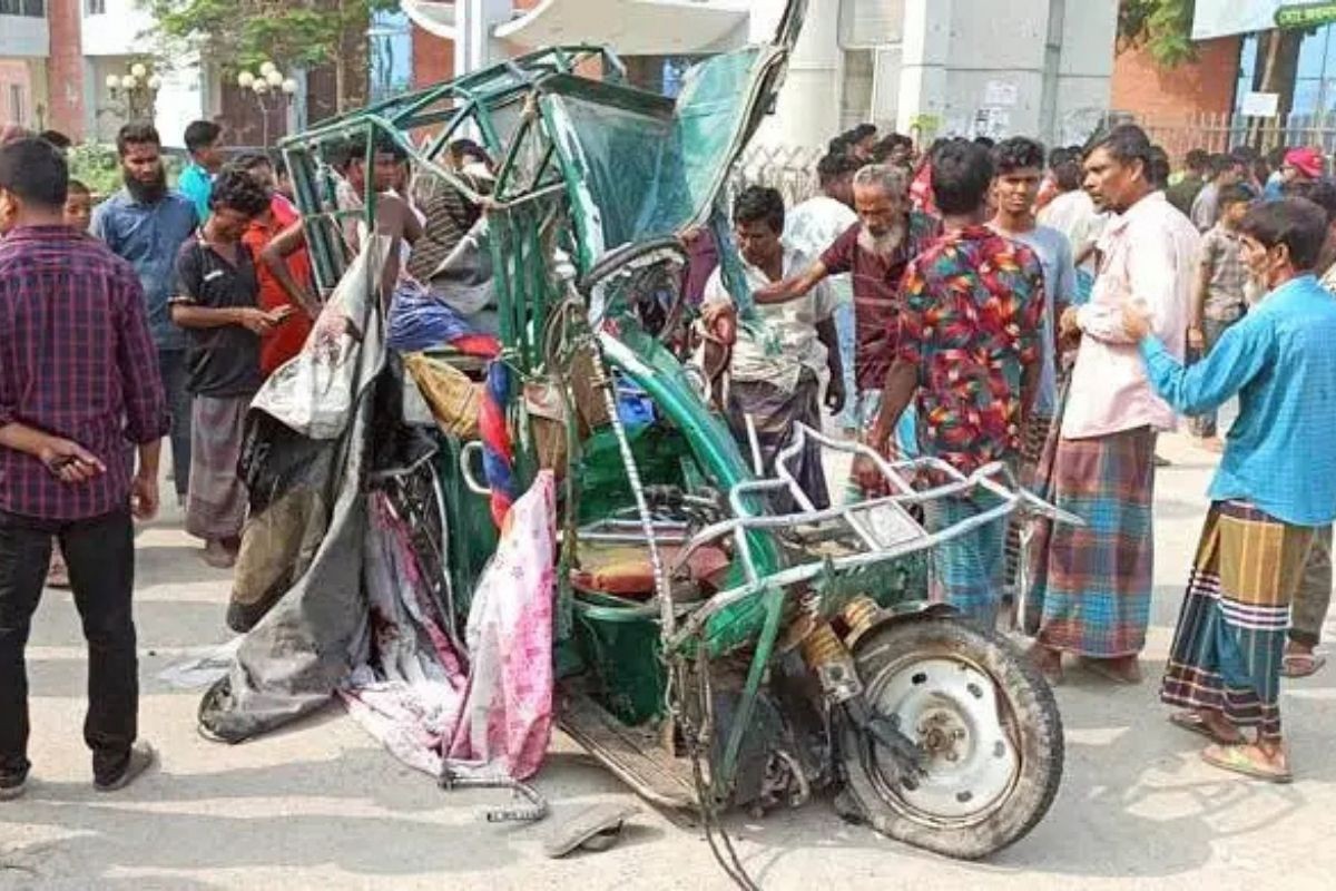 জামালপুরে কাভার্ডভ্যান-অটোরিকশা সংঘর্ষে মা-ছেলেসহ নিহত ৪