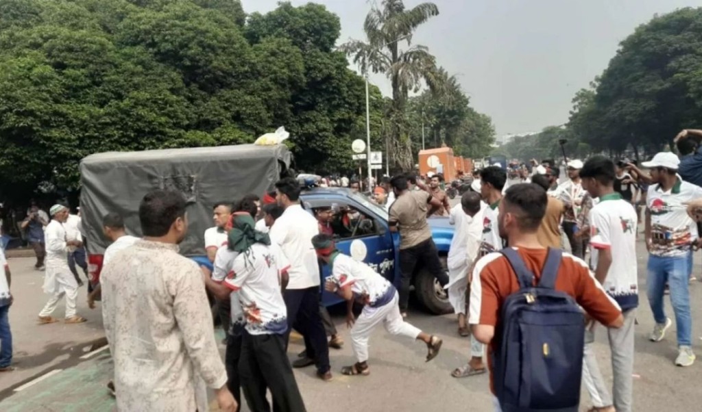 জুলাই যোদ্ধা-আইনশৃঙ্খলা বাহিনীর সংঘর্ষ, সাউন্ড গ্রেনেড নিক্ষেপ 4 জুলাই যোদ্ধা আইনশৃঙ্খলা বাহিনীর সংঘর্ষ 1760688753 জুলাই যোদ্ধা-আইনশৃঙ্খলা বাহিনীর সংঘর্ষ, সাউন্ড গ্রেনেড নিক্ষেপ