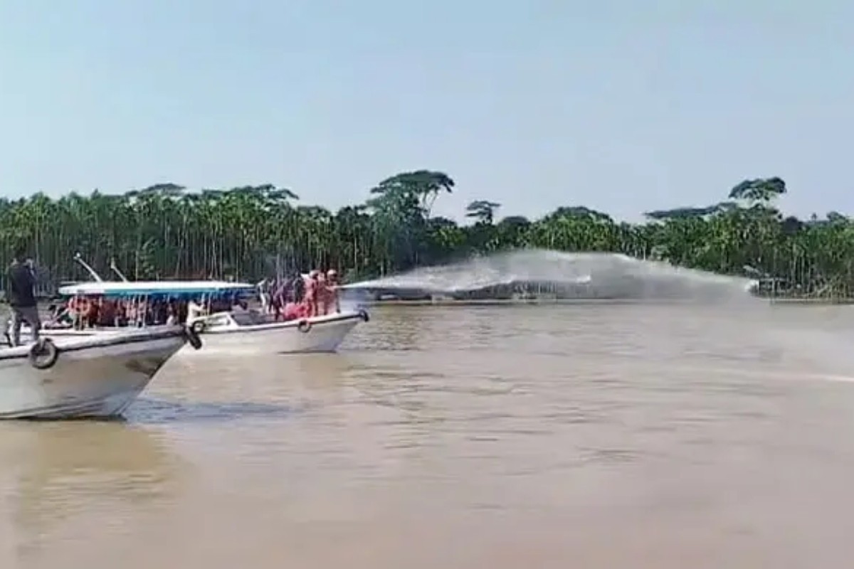 জেলেদের আক্রমণ ঠেকাতে মেঘনা নদীতে জলকামান