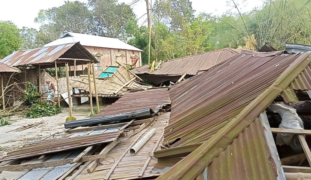 ঝড়ে লন্ডভন্ড শতাধিক ঘরবাড়ি 3 ঝড়ে লন্ডভন্ড শতাধিক ঘরবাড়ি 1759647380 ঝড়ে লন্ডভন্ড শতাধিক ঘরবাড়ি