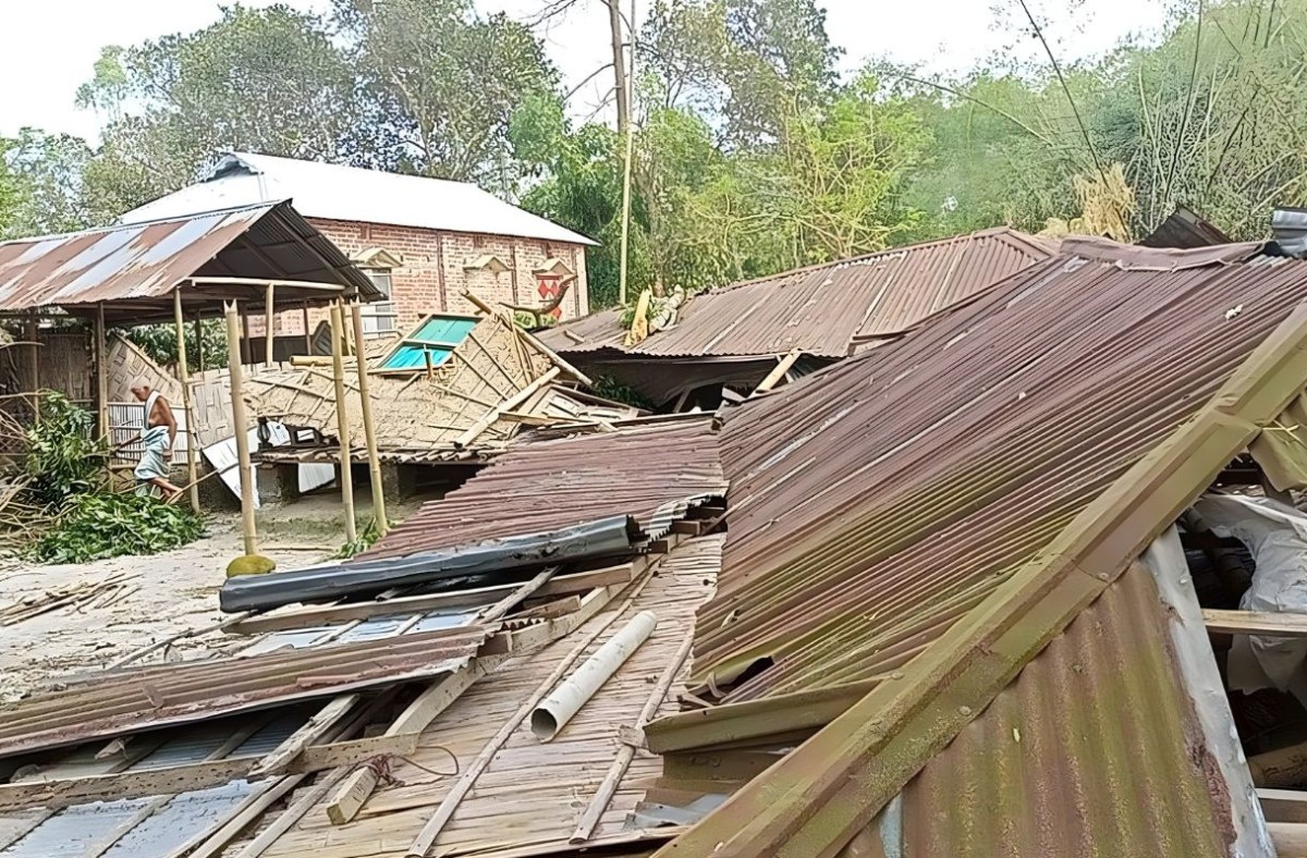 ঝড়ে লন্ডভন্ড শতাধিক ঘরবাড়ি