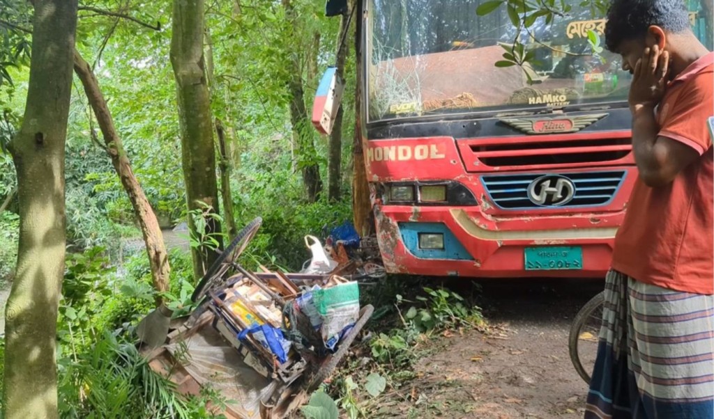 ঝিনাইদহে বাস-ব্যাটারিচালিত ভ্যানের মুখোমুখি সংঘর্ষে শিশুসহ নিহত ২ 4 ঝিনাইদহে বাস ব্যাটারিচালিত ভ্যানের মুখোমুখি সংঘর্ষে শিশুসহ নিহত ২ 1759404532 ঝিনাইদহে বাস-ব্যাটারিচালিত ভ্যানের মুখোমুখি সংঘর্ষে শিশুসহ নিহত ২