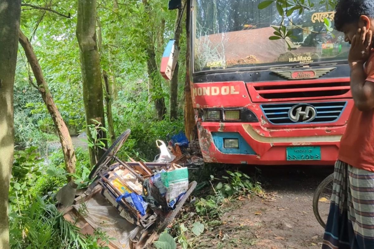 ঝিনাইদহে বাস-ব্যাটারিচালিত ভ্যানের মুখোমুখি সংঘর্ষে শিশুসহ নিহত ২