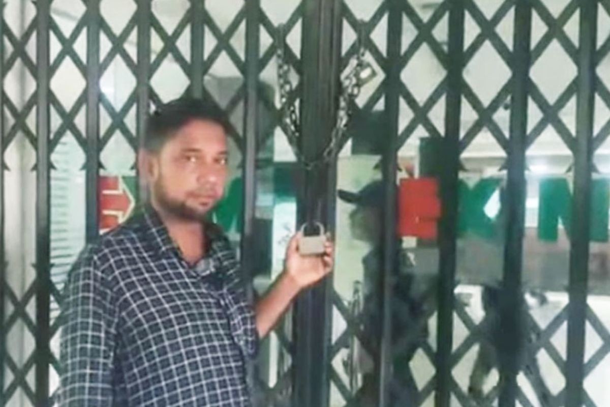 টাকা তুলতে না পেরে ব্যাংকে তালা ঝুলিয়ে দিলেন গ্রাহক
