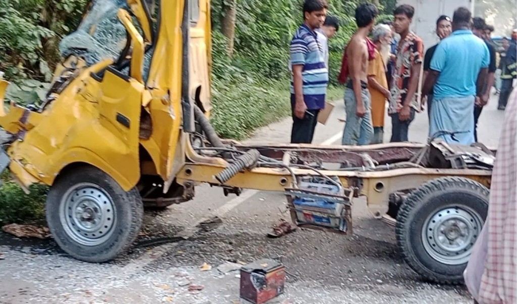 টাঙ্গাইলে ভ্যান-মাহিন্দ্রা-পিকআপের ত্রিমুখী সংঘর্ষ, নিহত ৪ 4 টাঙ্গাইলে ভ্যান মাহিন্দ্রা পিকআপের ত্রিমুখী সংঘর্ষ নিহত ৪ 1760621658 টাঙ্গাইলে ভ্যান-মাহিন্দ্রা-পিকআপের ত্রিমুখী সংঘর্ষ, নিহত ৪