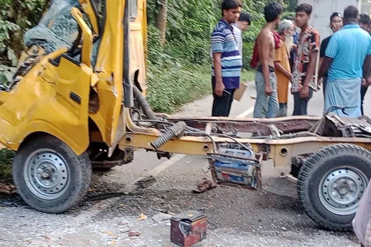 টাঙ্গাইলে ভ্যান-মাহিন্দ্রা-পিকআপের ত্রিমুখী সংঘর্ষ, নিহত ৪