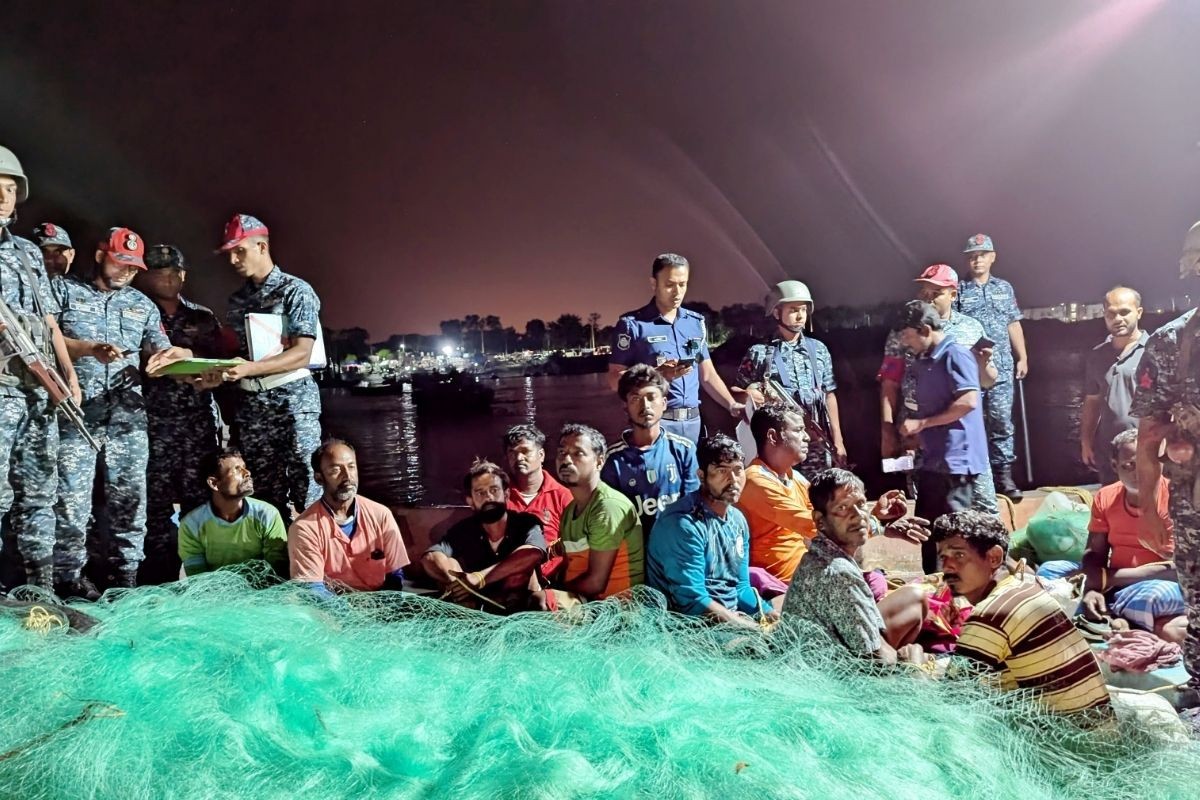 ট্রলারসহ ১৪ ভারতীয় জেলে নৌবাহিনীর হাতে আটক