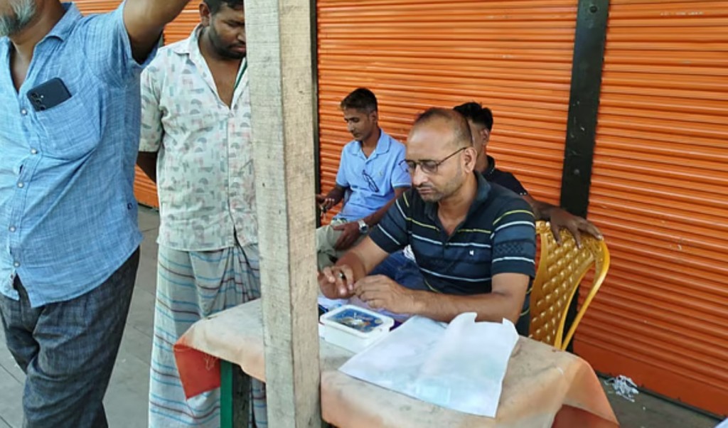 সড়কে ব্যানার টাঙিয়ে ‘চাঁদা আদায়’, যুবদল নেতাসহ আটক ২ 4 ট্রাকচালকদের কাছ থেকে ‘চাঁদা আদায় যুবদল নেতাসহ আটক ২ 1760962201 সড়কে ব্যানার টাঙিয়ে ‘চাঁদা আদায়’, যুবদল নেতাসহ আটক ২