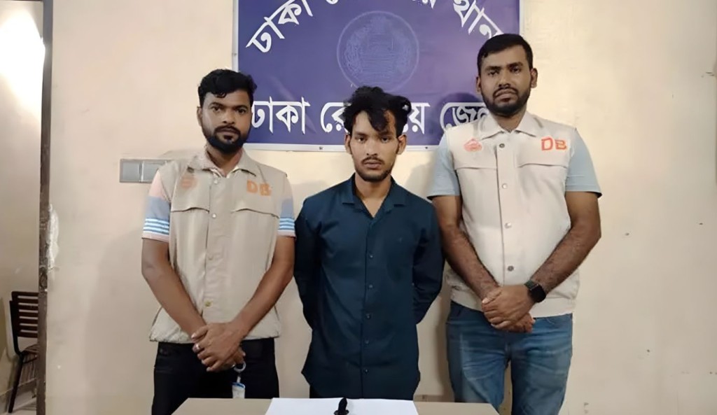 ট্রেনের ছাদে অস্ত্রের মুখে জিম্মি করে ছিনতাই, গ্রেপ্তার ১ 3 ট্রেনের ছাদে অস্ত্রের মুখে জিম্মি করে ছিনতাই গ্রেপ্তার ১ 1759825029 ট্রেনের ছাদে অস্ত্রের মুখে জিম্মি করে ছিনতাই, গ্রেপ্তার ১
