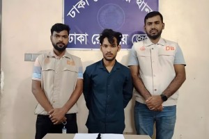 ট্রেনের ছাদে অস্ত্রের মুখে জিম্মি করে ছিনতাই, গ্রেপ্তার ১