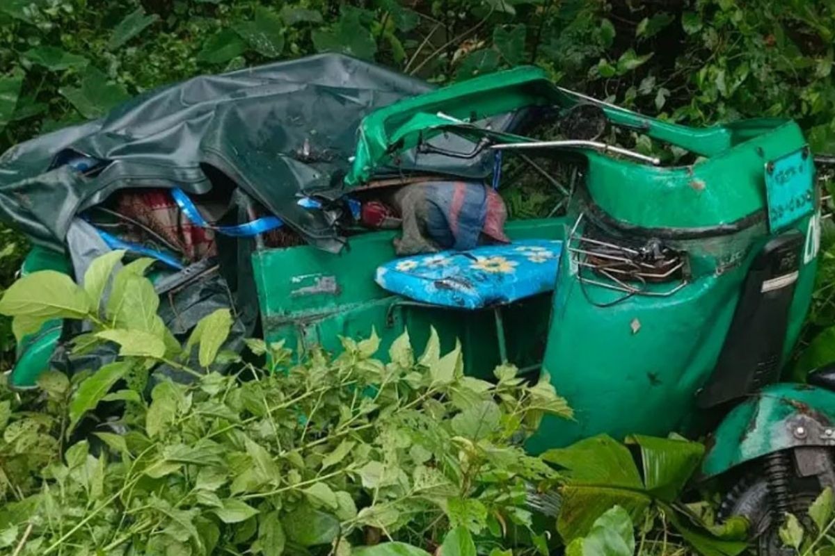 ট্রেনের ধাক্কায় মা-মেয়ে নিহত, আহত বাবা-ছেলেসহ ৩