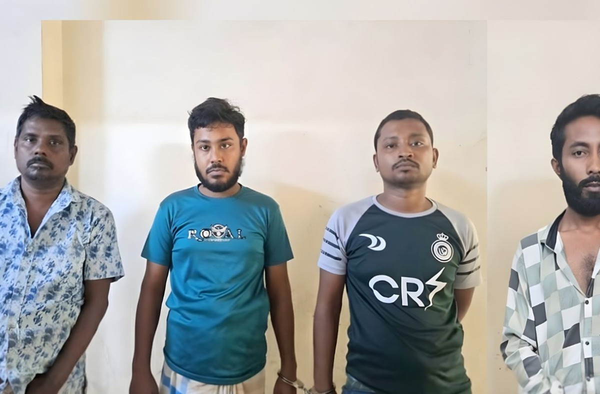 ডিবি পরিচয়ে বাস ডাকাতির ঘটনায় গ্রেপ্তার ৪