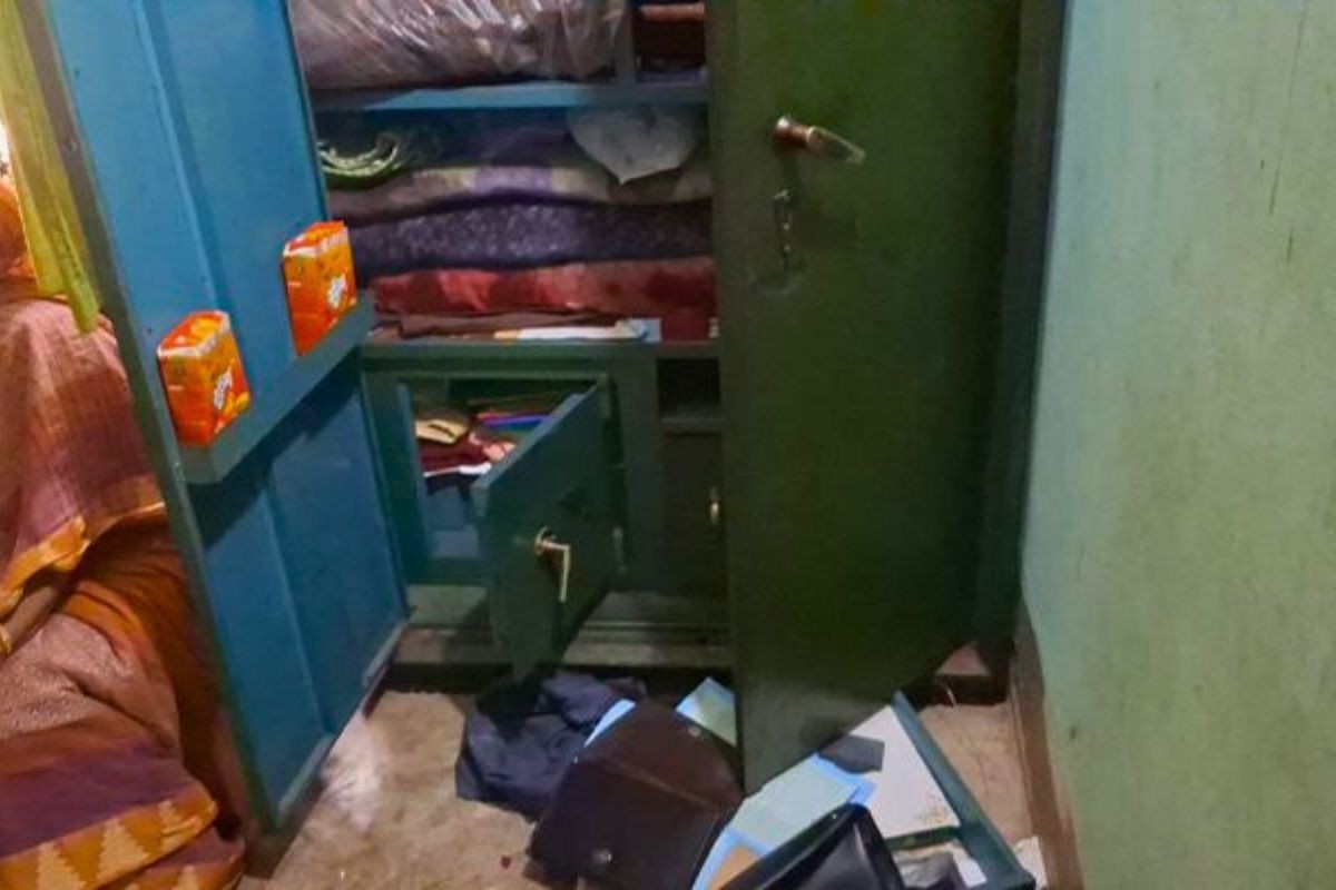 ডিবি পুলিশ পরিচয়ে বিয়েবাড়িতে ডাকাতি