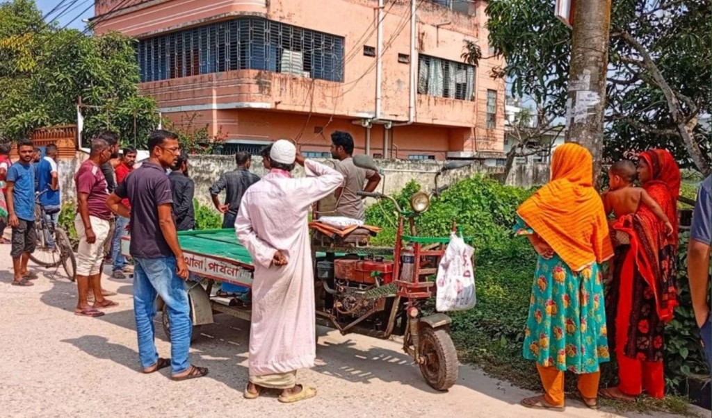ডোবা থেকে যুবকের অর্ধগলিত মরদেহ উদ্ধার 4 ডোবা থেকে যুবকের অর্ধগলিত মরদেহ উদ্ধার 1760616060 ডোবা থেকে যুবকের অর্ধগলিত মরদেহ উদ্ধার